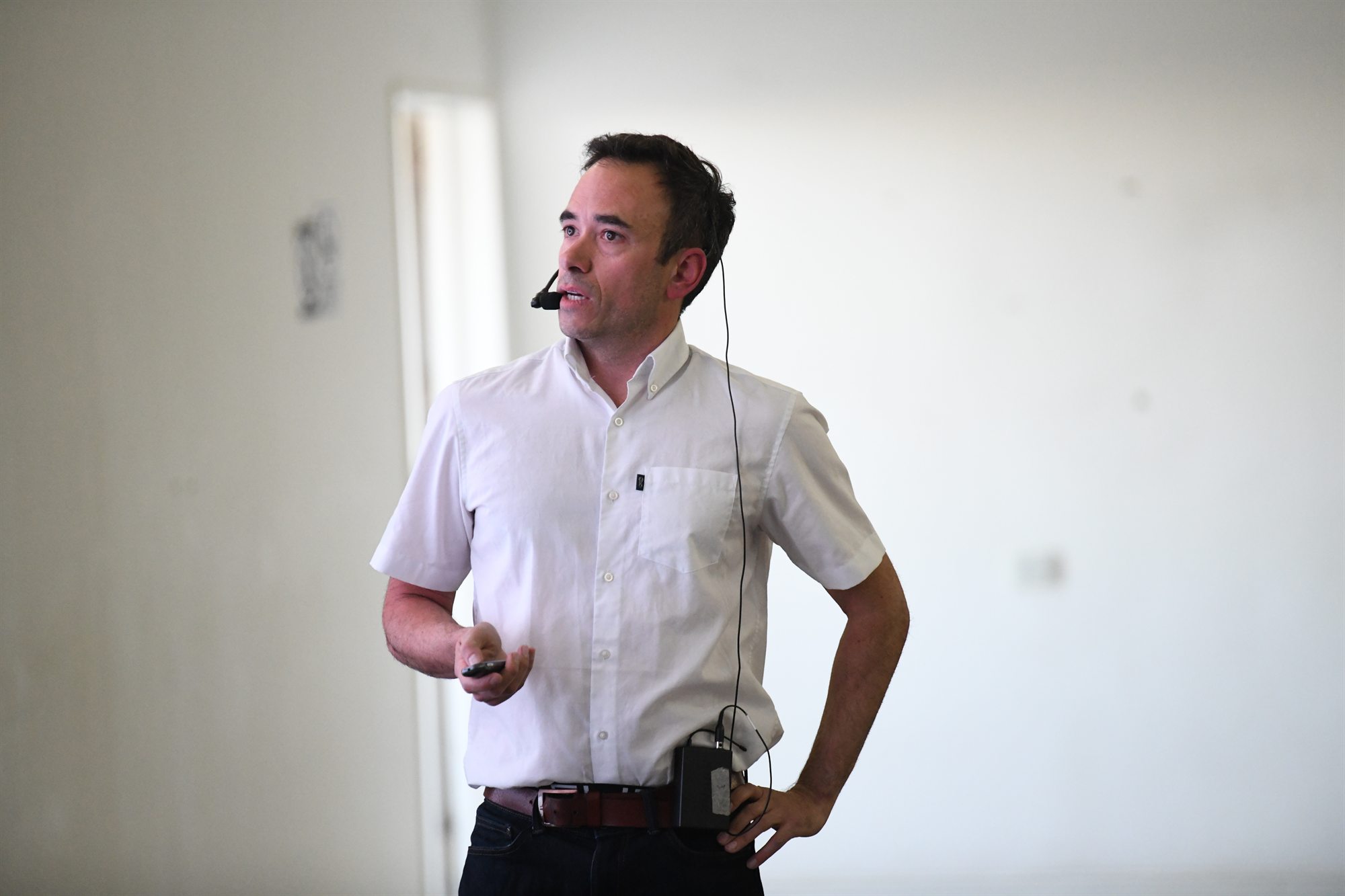 Leandro dando una charla sobre inteligencia artificial en Comodoro Conocimiento